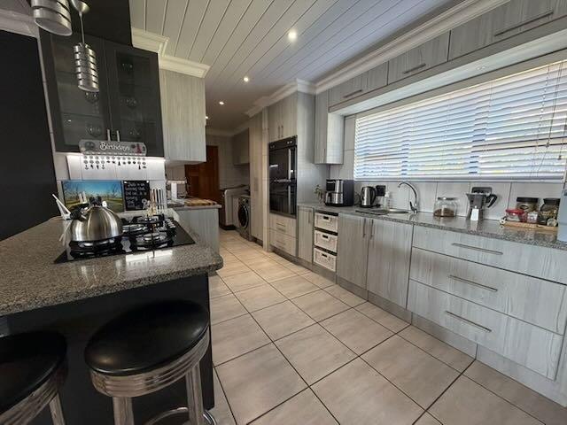 5 Bedroom Property for Sale in Reebok Western Cape